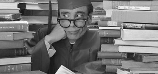 Творческий конкурс в вузе, эрудит на фоне книг