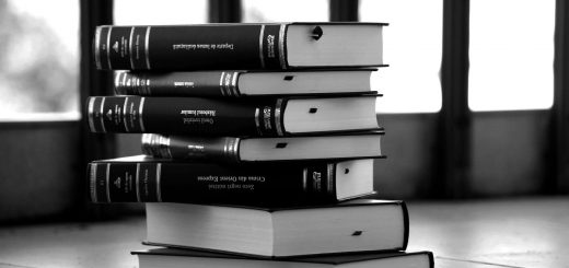 Черно-белая картинка с книгами