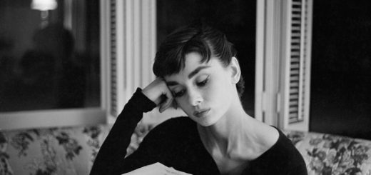 женщина с книгой, черно-белая картинка