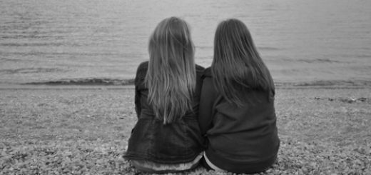 две подруги, дружба, черно-белая картинка