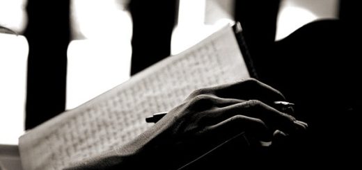 Книга, человек с книгой, письмо, черно-белое фото