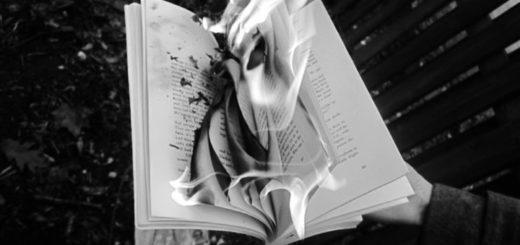 горящая в руках книга, сжигать книги, черно-белое фото