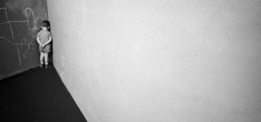 мальчик в углу, наказание, ошибки, черно-белое фото