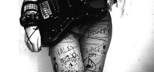 женский рок, девушка с гитарой, черно-белое фото