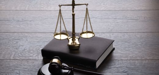 молоток судьи, весы, справедливость, суд, черно-белое фото