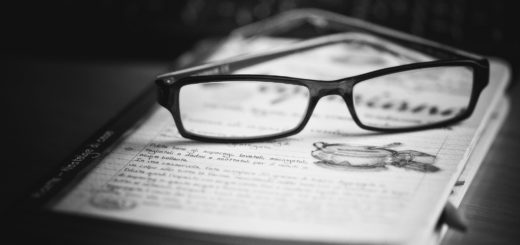 книга и очки на столе