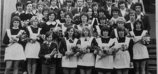 1 сентября в СССР, выпускники в форменных платьях с фартуками