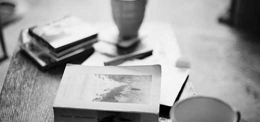 книга на столе и кофе