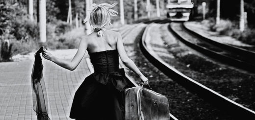 девушка на вокзале бежит на поезд