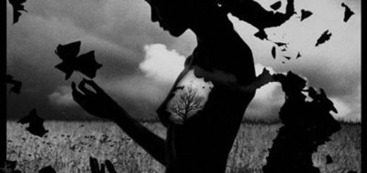 черный силуэт женщины: обида, горе, разочарование