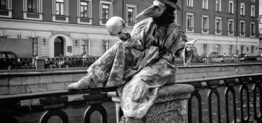 чумной доктор на набережной Петербурга