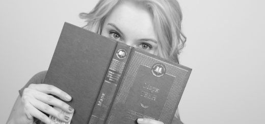 девушка с книгой, Марк Твен