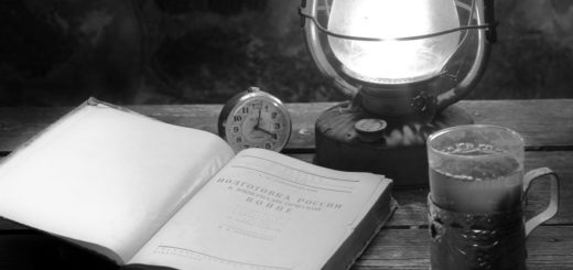 книга на столе, керосиновая лампа