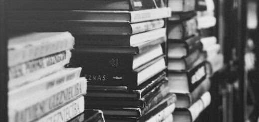 книги в стопках на полке