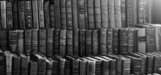 старинные книги на полках