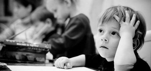 задумчивый ребенок пишет сочинение