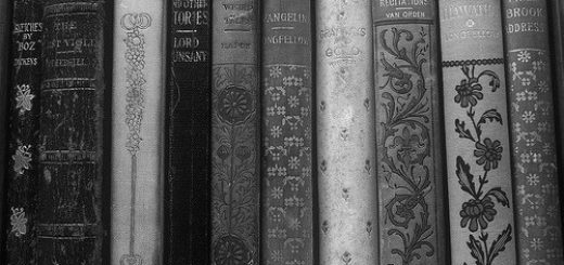 старинные книги на полке