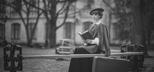 женщина читает книгу