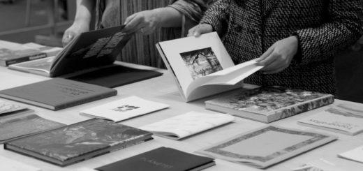люди читают книги, читатель