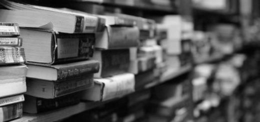 стопки книг на полках, библиотека