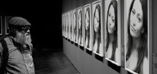 человек в галерее