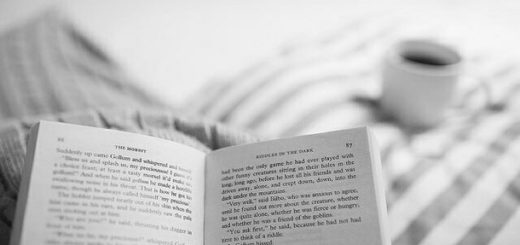 книга на кровати,кофе, уютный вечер