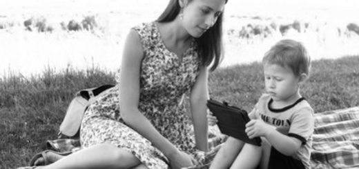 мама учит ребенка читать