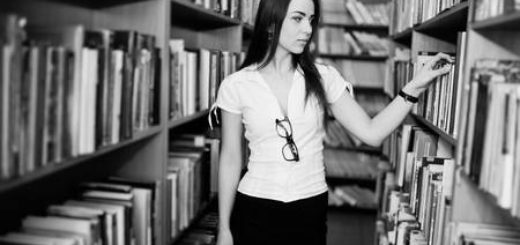 женщина в библиотеке, читательница