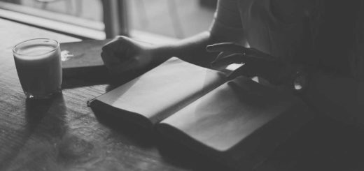 человек читает книгу