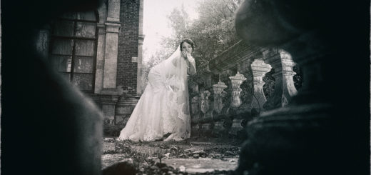 женщина в платье на фоне красивых перил