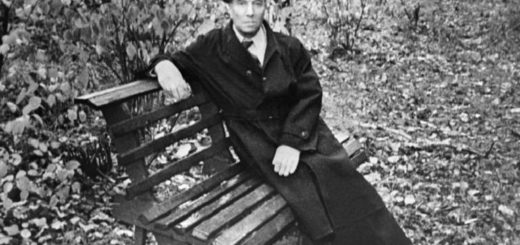 Борис Пастернак на лавочке в саду