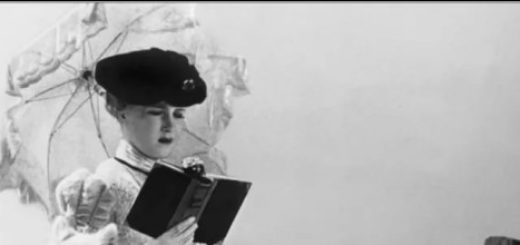 женщина читает книгу