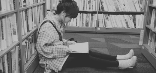 книги, девушка читает книги, библиотека