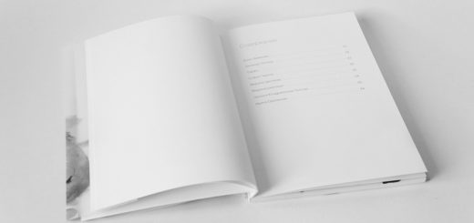 раскрытая книга на столе