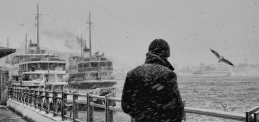 человек у моря