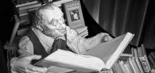человек читает книгу