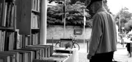 книги на полках, библиотека, мужчина