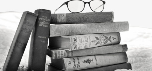 книги на столе, книжная стопка